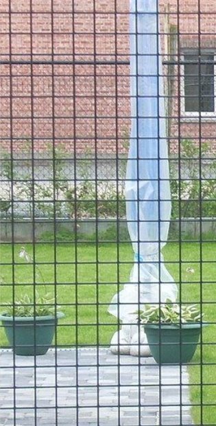 Cerco con malla electrosoldada en un jardín
